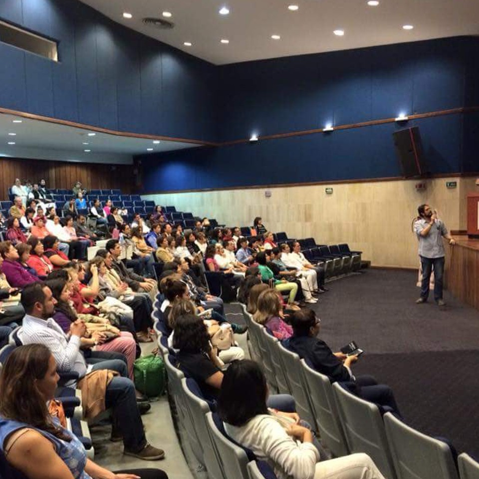 Romyka Ruiz en congreso profesional